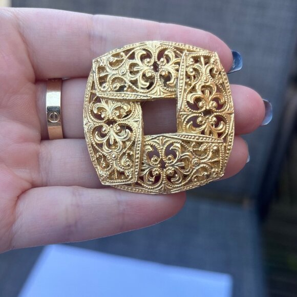 Vintage Baroque Style Filigree Scarf Clip in Gold Plated Metal - Picture 2 of 4